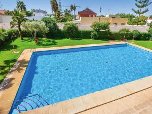 Mountain-View Apartment by Sea