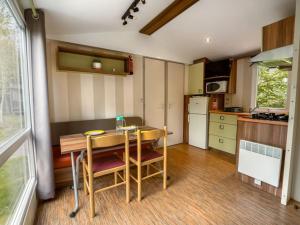 Campings Mobil-home confortable pour 4 avec terrasse - API-1-52-468 : photos des chambres