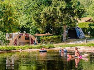 Campings Mobil-home confortable pour 4 avec terrasse - API-1-52-468 : photos des chambres