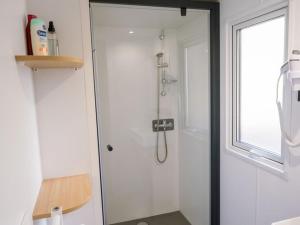 Mobil-home 35m² avec terrasse pour 6 personnes - API-1-52-561