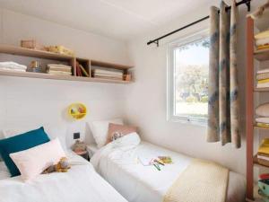 Mobil-home Prestige avec Terrasse, 3 Chambres, 6 Couchages - API-1-52-645