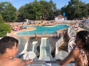 Mobil-home Prestige avec Terrasse, 3 Chambres, 6 Couchages - API-1-52-645