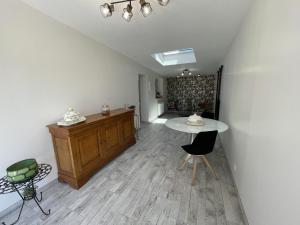 Maisons de vacances Gite tranquille avec jardin a Savonnieres - FR-1-381-634 : photos des chambres
