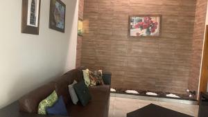 a Casa Paradisiaca lll Luxo Com Sinuca e Lavanderia com Roupa de Cama e Toalhas e Terraço com Vista à Serra de Caldas Novas e Ofurô Super Quente, Com Valores Adicionais