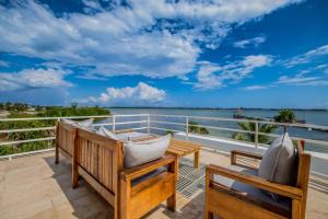 Waterfront Luxury Villa - 2 Private Pools, Own Boat & Captain, Free Shuttle