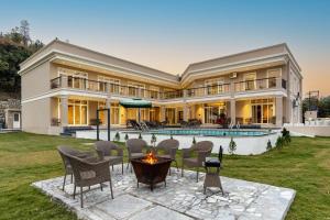 SaffronStays Sukh Saklana Haveli Royalty Rooms - Forest-view stay with pool, expansive lawns & dining near Rishikesh and Dehradun Airport