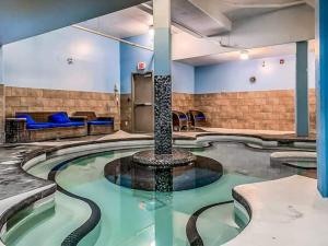 Luxury Penthouse - 3 King Suites - UG Parking