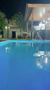 a Casa Paradisiaca lll Luxo Com Sinuca e Lavanderia com Roupa de Cama e Toalhas e Terraço com Vista à Serra de Caldas Novas e Ofurô Super Quente, Com Valores Adicionais