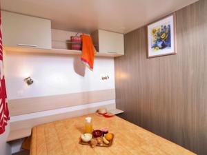 Campings Mobil home 6 pers avec terrasse - API-1-52-172 : photos des chambres