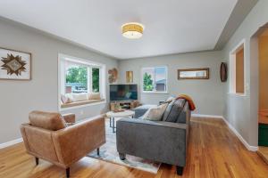 Spacious home w hot tub & fire pit