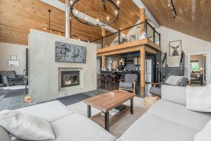 Luxury Tobermory Retreat Modern Home Hot Tub