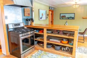 Lodge on Leiter with hot tub!