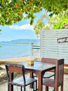 Chill Inn Lipa Noi Hostel and Beach Cafe