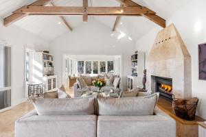 Mulgrave House - By Latitude South Coast