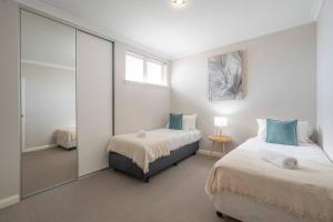 30 Modern & Quiet Retreat -Walk to Dining & Shops