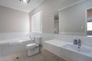 30 Modern & Quiet Retreat -Walk to Dining & Shops