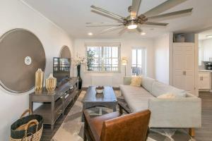 Downtown condo w balcony & workspace