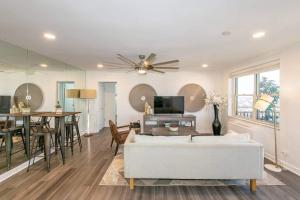 Downtown condo w balcony & workspace