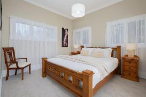 Claremont - Timeless Foreshore Retreat by the Wharf