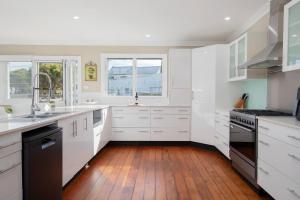 Claremont - Timeless Foreshore Retreat by the Wharf