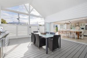 Claremont - Timeless Foreshore Retreat by the Wharf