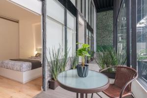 Stylish Quiet Studio, Smart TV, Six Flags 1k