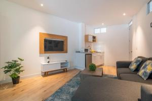 Stylish Quiet Studio, Smart TV, Six Flags 1k