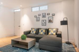 Stylish Quiet Studio, Smart TV, Six Flags 1k