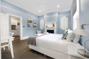 Blue Door Apartment - CBD Location, 2 Bed 2 Bath