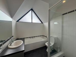 Relax On Moonshine - Your Coastal Haven Awaits