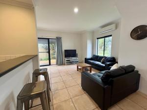 Relax On Moonshine - Your Coastal Haven Awaits