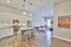 Boutique One Bedroom Condo in Dynamic 12 South 202