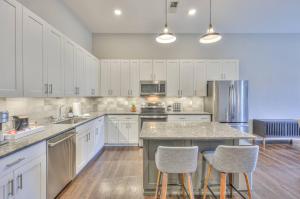 Boutique One Bedroom Condo in Dynamic 12 South 202