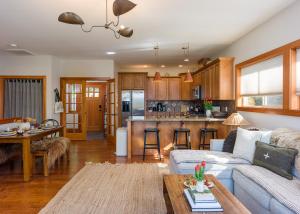 Beautiful WaterViews, Pet-Friendly, Close to Town