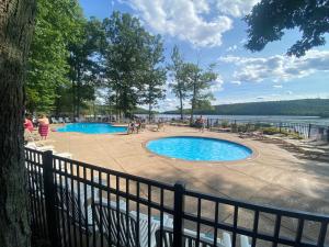 Pocono Retreat -1 Mile to Lake and Skiing!