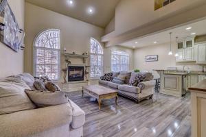 Pocono Retreat -1 Mile to Lake and Skiing!