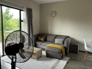 Chic, Comfy Apartment in Secure Complex, Fast WiFi, Free Parking