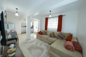 Arabella Bloom - Chic 1-Bedroom Apartment near Waterfront Mall Karen