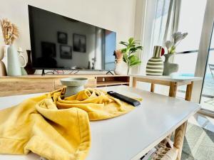 Homes2Retreat - Golf & Desert Views - Luxe 1BR Escape