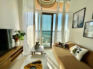 Homes2Retreat - Golf & Desert Views - Luxe 1BR Escape