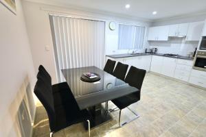 26 Simple Family Home Mirrabooka Sleeps 5