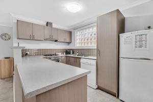 Salty Sands 2BR Cottage Walk to the Beach