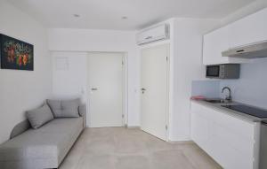 Beautiful Apartment In Vodice With Wifi - Csv361