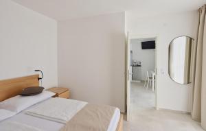 Beautiful Apartment In Vodice With Wifi - Csv361