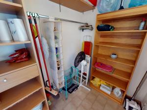 Appartements Appartement T2 Frontignan-Plage avec Terrasse et Parking - FR-1-785-27 : photos des chambres