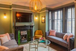 Escape 2 Unwind At The Parade, Accommodates 10