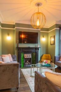 Escape 2 Unwind At The Parade, Accommodates 10