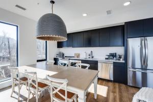 Boutique Condo on Nashville Riverfront- Park Free