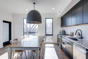 Boutique Condo on Nashville Riverfront- Park Free