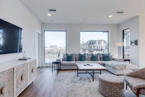 Boutique Condo on Nashville Riverfront- Park Free